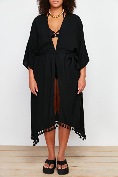 Trendyol Curve Ρούχα παραλίας με μαύρη φούντα βισκόζης σε μεγάλο μέγεθος - κιμονό και καφτάν TBBSS24DE00002