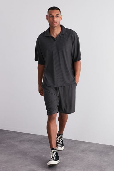 Trendyol Collection Rauchfarbe - Weit geschnittene Ottoman-Shorts mit knitterfreier Textur TMNSS24SR00037 - Limitierte Auflage