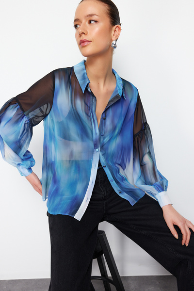Trendyol Collection Niebieska szyfonowa koszula z wzorem w baloniki – oversize, szeroki krój TWOSS24GO00003