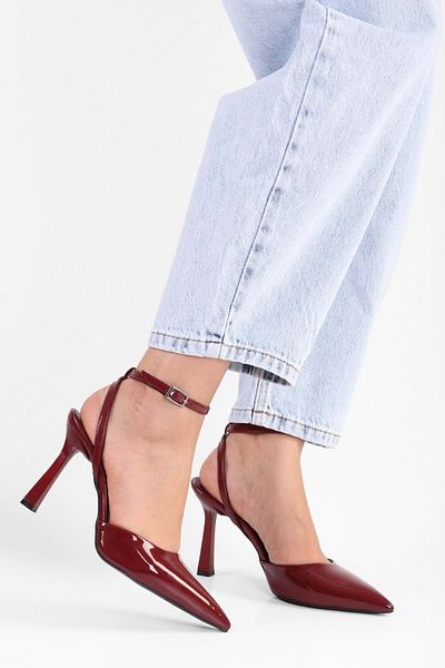 Shoeberry Martini Stilettos für Damen aus weinrotem Lackleder mit Knöchelriemen und Gürtel