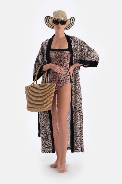 Dagi Brauner, langer Kimono