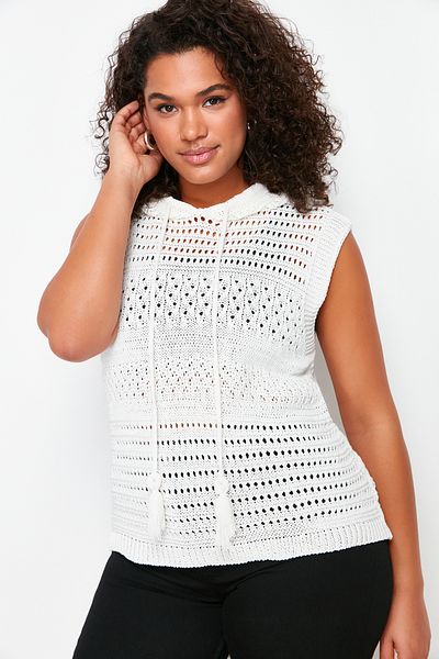 Trendyol Curve Cremefarbene Strickbluse mit durchbrochener Kapuze TBBSS24AF00048