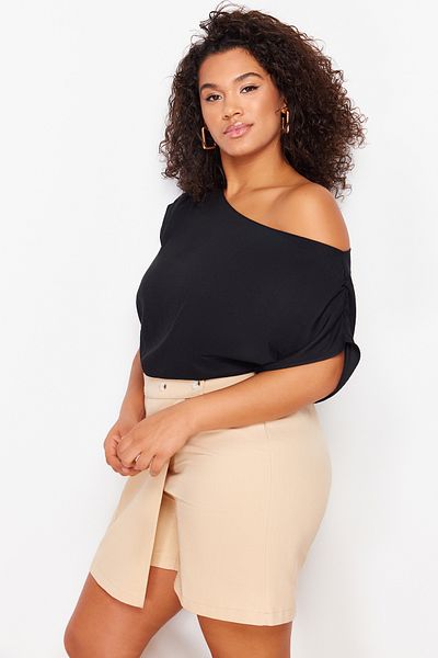 Trendyol Curve Černá tkaná halenka s lodním krkem TBBSS24AF00038