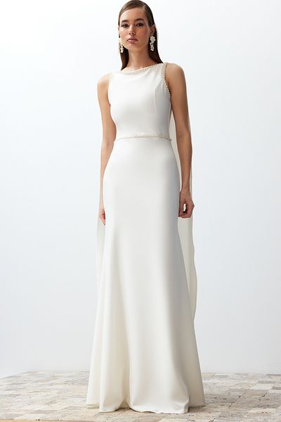 Trendyol Collection Λεπτομερές νυφικό και νυφικό μακρύ βραδινό φόρεμα με λευκό μαργαριτάρι - TPRSS24AE00043