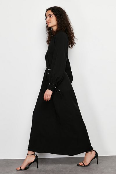 Trendyol Modest Λεπτομερές υφαντό φόρεμα μαύρης βάσης με μαργαριταρένιο γιακά TCTSS24EB00125