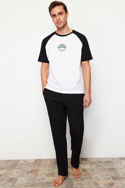 Trendyol Collection Schwarz-weiß bedrucktes Pyjama-Set mit Raglanärmeln und normaler Passform TMNSS24PT00014