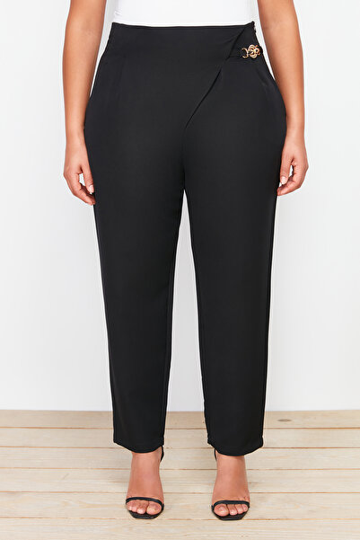 Trendyol Curve Kalhoty s černým řetízkem z tkané látky s kovovými doplňky - TBBSS24AR00003