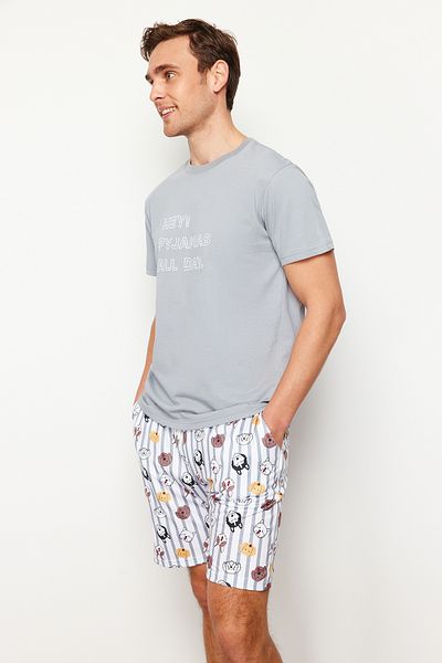 Trendyol Collection Graues, normal geschnittenes, bedrucktes Pyjama-Set mit Shorts und Shorts TMNSS23PT00000