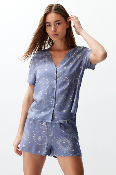 Trendyol Collection Set de pijamale țesute pentru femei, cuplu/pereche, cu imprimeu albastru Galaxy, cu pantaloni scurți din viscoză THMSS24PT00135