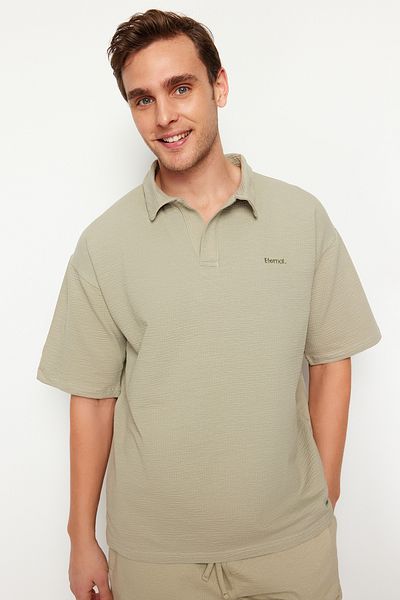 Trendyol Collection Limitierte Auflage - Übergroßes Polo-T-Shirt in Steinfarbe mit Stickerei und Struktur TMNSS24PO00011
