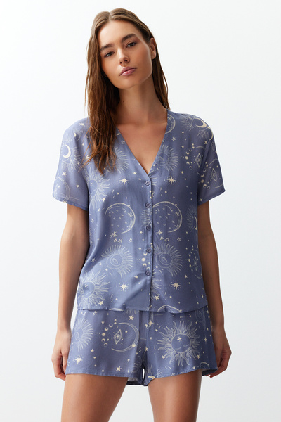 Trendyol Collection Set de pijamale țesute pentru femei, cuplu/pereche, cu imprimeu albastru Galaxy, cu pantaloni scurți din viscoză THMSS24PT00135