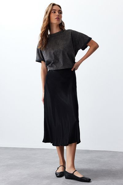 Trendyol Collection Saténová A-line černá midi sukně - TWOSS24ET00162