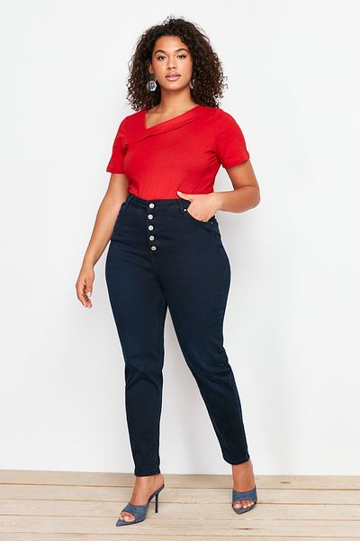 Trendyol Curve Rote Strickbluse mit asymmetrischem Kragen TBBSS24AF00077