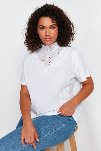Trendyol Curve Бяла плетена блуза с яка и стойка - 100% памук, бродирана TBBSS24AF00069
