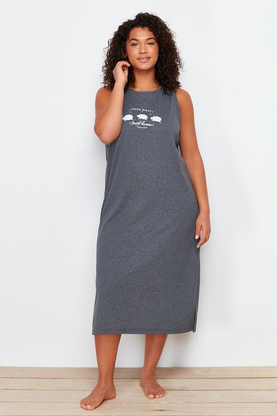 Trendyol Curve Anthrazitfarbenes bedrucktes Midi-Stricknachthemd TBBSS24CH00008