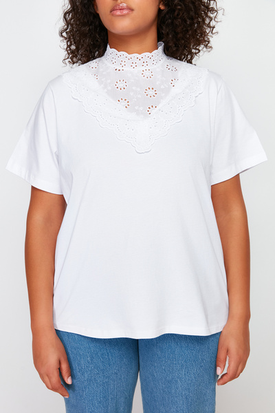 Trendyol Curve Бяла плетена блуза с яка и стойка - 100% памук, бродирана TBBSS24AF00069