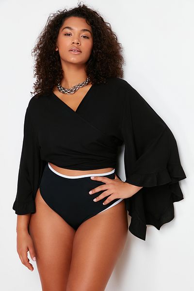 Trendyol Curve Schwarze Strandkleidung mit kurzen Ärmeln, Rüschen, Volants, zweireihigem Ausschnitt, Übergrößenbluse TBBSS24AF00071