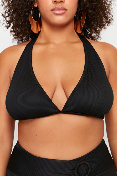 Trendyol Curve Μαύρο μπλουζάκι με βαθύ V λαιμόκοψη με λεπτομέρεια TBBSS24CT00003