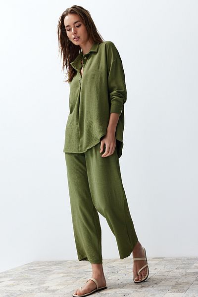 Trendyol Collection Khaki gombos szőtt blúz és nadrág szett - TWOSS24AU00108