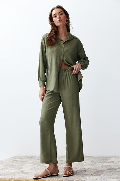 Trendyol Collection Grünes Set aus gewebtem Hemd und Hose – TWOSS24AU00066