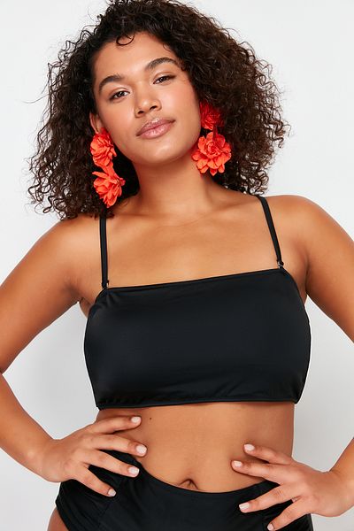 Trendyol Curve Schwarzes, trägerloses, übergroßes Bikinioberteil mit Seilträgern TBBSS23CT00013
