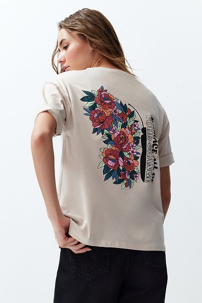 Trendyol Collection Kamenný zadní potisk Uvolněný/pohodlný střih Pletené tričko s krátkým rukávem TWOSS24TS00147