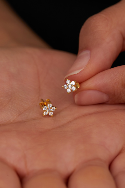 Elika Silver Kadın Damla Kesim Zirkon Taşlı Çiçek 925 Ayar Gümüş Küpe