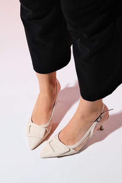 LuviShoes FOLEY Beige Lackleder gestreifte Damenschuhe mit spitzer Spitze, offener Rückseite und dünnem Absatz