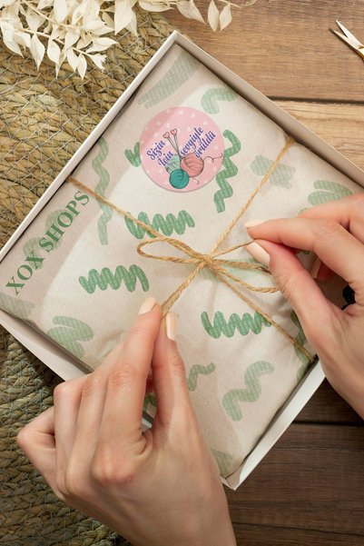 Basic Sense Pembe Sevgiyle Örüldü Yazılı Kargo Paketleme Ürün Etiketi - 3x3cm Kuşe 90 Adet - ST2142