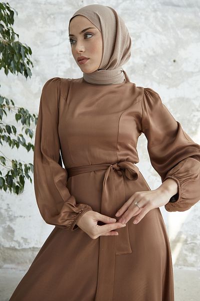 InStyle Φόρεμα με ζωσμένο μπαλόνι μανίκι σατέν - Camel
