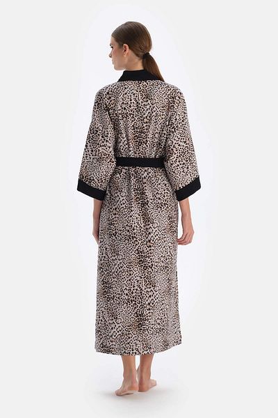 Dagi Brauner, langer Kimono