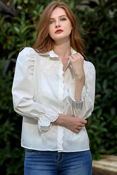 Chiccy Women's White Retro embroidery detailed sleeve flounced shirt M10010400GM99509