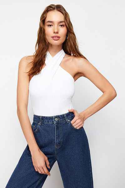Trendyol Collection Weiße Neckholder-Bluse mit figurbetonter Passform und Stretch-Strick TWOSS24BZ00459