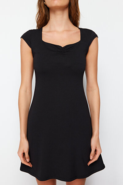 Trendyol Collection Detail černého lemu A-line/zvonový tvar s krátkým rukávem Pružné pletené minišaty TWOSS24EL00757