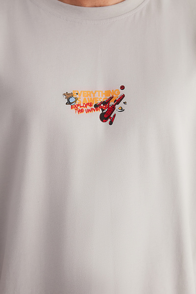 Trendyol Collection Vesmírně potištěné šedé tričko nadměrné velikosti – 100% Tuksa TMNSS24TS00085
