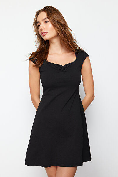 Trendyol Collection Detail černého lemu A-line/zvonový tvar s krátkým rukávem Pružné pletené minišaty TWOSS24EL00757