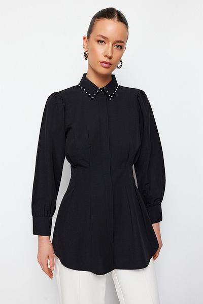 Trendyol Modest Schwarzes, taillenbesetztes, gewebtes Hemd mit Perlendetails TCTAW24TG00027