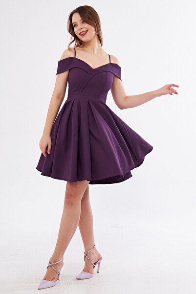 Bidoluelbise فستان سهرة قصير واسع بتفاصيل رقبة قارب وأشرطة بلون البرقوق