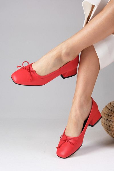 Mio Gusto Bellamy Damen-Schuhe mit niedrigem Absatz und Schleife in roter Farbe