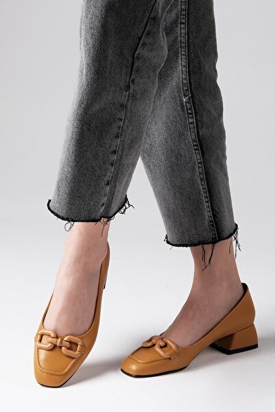 Mio Gusto Dolly Mustard Color Buckle Accessory Blunt Toe Women's Short Heeled Shoes