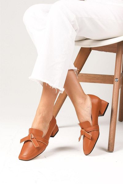 Mio Gusto Аксесоар Agatha Tan Color Bow Дамски обувки с къси токчета с тъп пръст