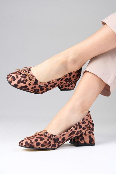 Mio Gusto Bellamy Damenschuhe aus Stoff mit niedrigem Absatz und Leopardenmuster und Schleife