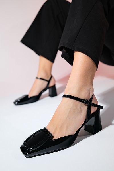 LuviShoes Dámské boty TİENO z černé lakované kůže s otevřenou zadní částí na silném podpatku
