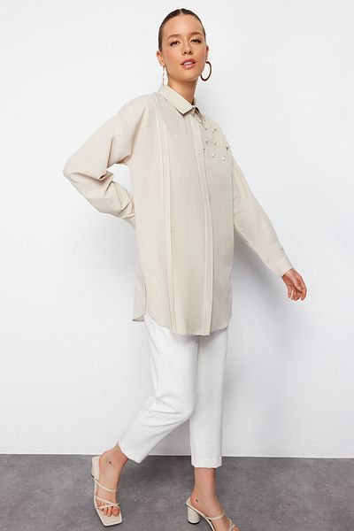 Trendyol Modest Gewebtes Hemd aus Baumwolle mit Steinperlendetail TCTSS24TG00032