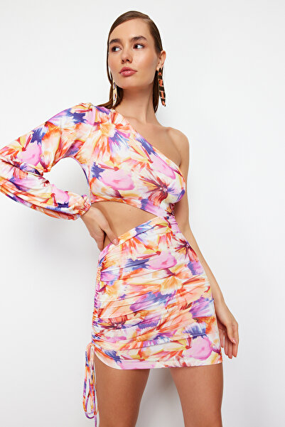 Trendyol Collection Rózsaszín testhezálló derék mélyen dekoltált egyujjú kötött rövid estélyi ruha éjszakai hazatért ruha TPRSS21EL0179