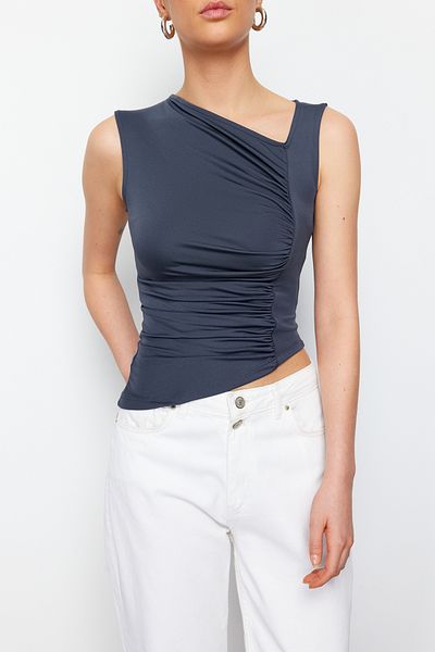 Edit by Trendyol Asymmetrische Strickbluse mit geräuchertem Raffdetail TEDSS24BZ00013