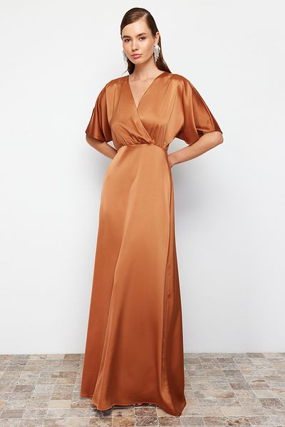 Trendyol Collection Saténové tkané dlouhé hnědé večerní šaty - A-střih TPRSS24AE00008