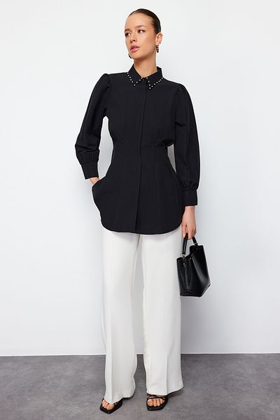 Trendyol Modest Schwarzes, taillenbesetztes, gewebtes Hemd mit Perlendetails TCTAW24TG00027