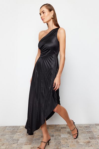 Trendyol Collection Schwarzes, asymmetrisches, plissiertes, detailliertes, gestricktes, schickes Abendkleid aus Satin für die Nacht und den Abschluss
