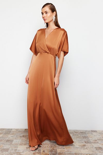 Trendyol Collection Saténové tkané dlouhé hnědé večerní šaty - A-střih TPRSS24AE00008